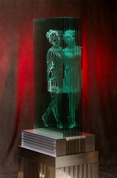 Художник из Нового Орлеана Джед Малитц (Jed Malitz) создает оригинальные скульптуры из нескольких слоев стекла, которые сам называет 4D-скульптурами.