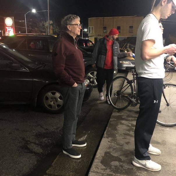 Ты один из богатейших людей в мире, основатель одной из важнейших ИТ-компаний, управляешь крупнейшей благотворительной организацией в истории… а ещё ты хочешь бургер, потому просто стоишь НА УЛИЦЕ В ОЧЕРЕДИ У ЗАКУСОЧНОЙ И ЖДЁШЬ.