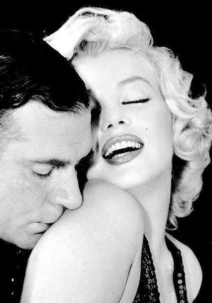 Мне не нужен тот, кто видит во мне только хорошее, мне нужен тот, кто видит во мне и плохое, но при этом все еще хочет быть со мной.