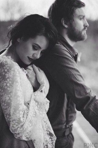 Не обижайте душу женскую - не надо! Когда-нибудь она разучится прощать. Вы заскучаете за тем влюблённым взглядом. Но жизнь начнёт обиды возвращать.