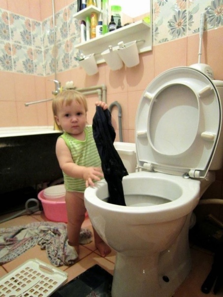 Хозяюшка растет! Постирала папе футболку...