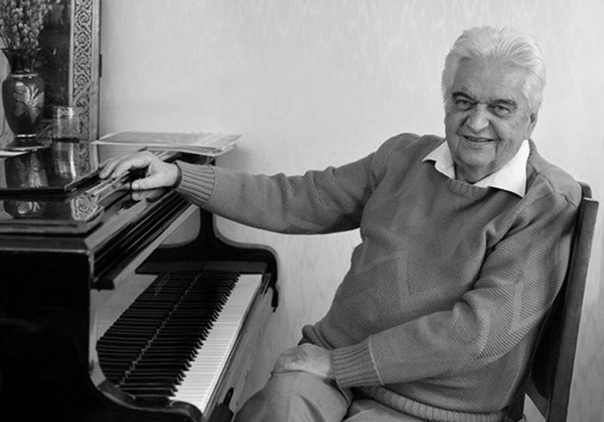 Умер Народный артист России, композитор Евгений Крылатов. Он является автором музыки к таким фильмам и мультфильмам, как «Приключения Электроника», «Чародеи», «Каникулы в Простоквашино», «Дед Мороз и лето».