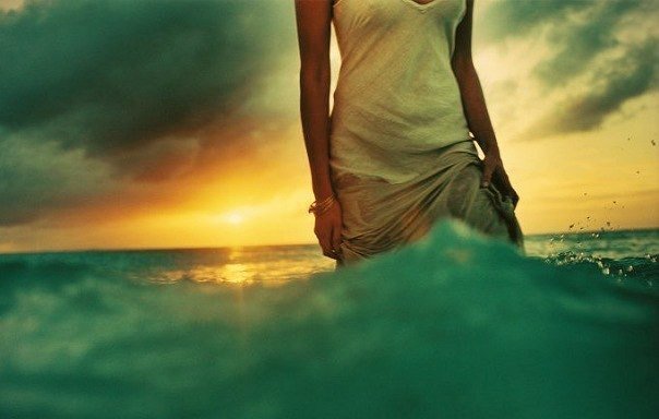 Попробуйте не сопротивляться изменениям, которые приходят в вашу жизнь. Вместо этого, пусть жизнь живет через вас. И не волнуйтесь, что она переворачивается вверх дном. Откуда вы знаете, что жизнь, к которой вы привыкли лучше, чем та, которая настанет