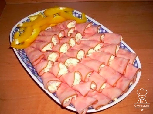 Рулетики из ветчины с сыром и чесноком