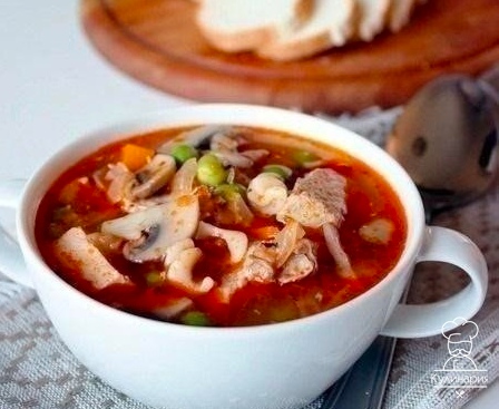 Суп из свинины с шампиньонами и зеленым горошком