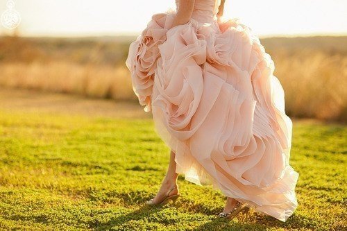 Хрустальная туфелька твердо ступает на стол