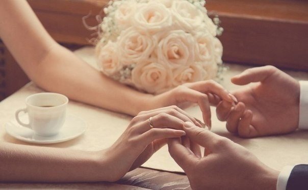 Когда Мужчина называет свою Женщину солнышко — она светится. Когда называет любимая — она любит. Когда называет моя нежная — она задаривает ласками. А когда мужчина молчит — она становится равнодушной. Всё очень просто... женщины взаимны до невозможности.