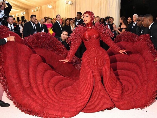 Карди Би вот так вот явилась на Met Gala 2019.