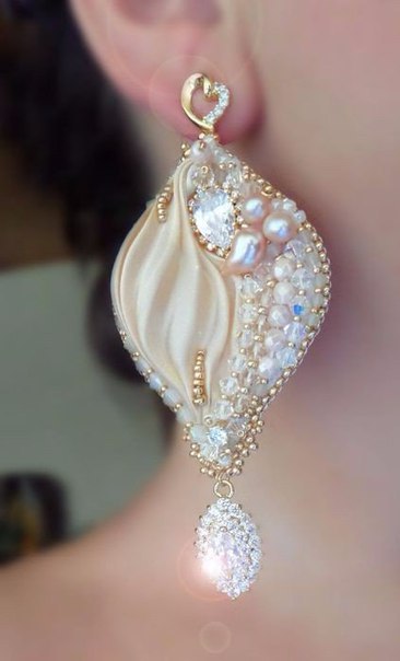 Шелк и бисер — изящное искусство украшений.