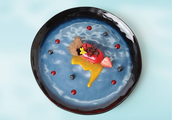 Ресторан Erarta представляет Гала-десерт по мотивам выставки Сальвадора Дали, открывшейся в музее Эрарта. В составе десерта малиновый чизкейк, малиновое компоте, кофейный кекс и манговый соус. Шеф-кондитер ресторана Erarta вдохновлялся творчеством великого Сальвадора Дали, сделав акцент на пластичных формах и ярких вкусовых сочетаниях. Идеальный способ дополнить впечатления от выставки скульптур Дали в Эрарте! 