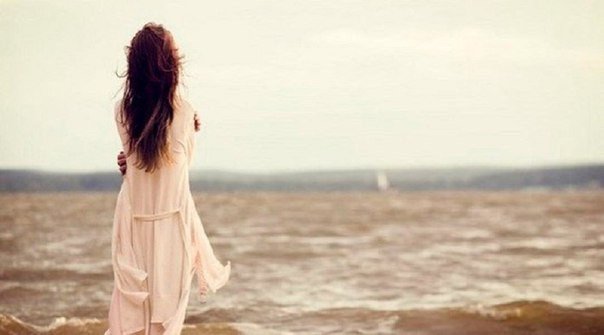 Ничего не принимай на свой счет. Все, что люди говорят или делают, — это проекция их собственной реальности. Если вы выработаете в себе иммунитет к чужим взглядам и мнениям, то избежите бесполезных страданий.