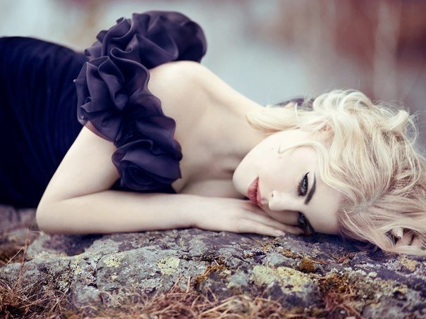 Никому ничего не должна.