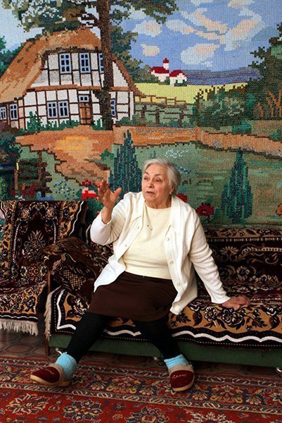 Бабушка Екатерина Кадолба вышила себе панно. Его длина – более 9 м, а ширина – 2,5 м. На свою работу мастерица потратила 25 лет жизни. Браво! 