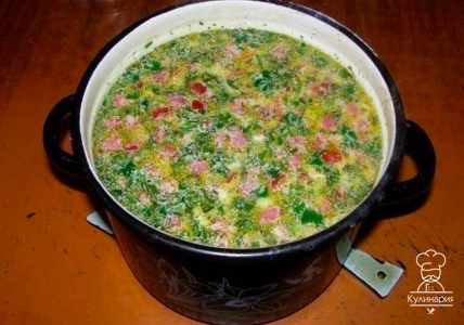 Горячий сырный суп с колбасой