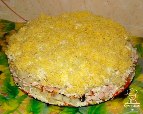 Cлоеный салатик с копченной курицей, черносливом и сыром