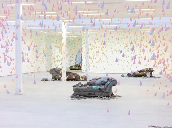 Внутри инсталляции под названием «Melodrama», созданной шведским художником Urs Fischer, идёт разноцветный дождь. Экспозиция состоит из 3000 разноцветных гипсовых капель разного размера, которые свисают с потолка на едва заметных ниточках. Кажется, что комната наполнена розовыми, сиреневыми, оранжевыми, жёлтыми и светло-голубыми лужами. На полу, в качестве контраста с радужными каплями, Урс разместил несколько глиняных безголовых скульптур, олицетворяющих земные желания в противовес духовности. 