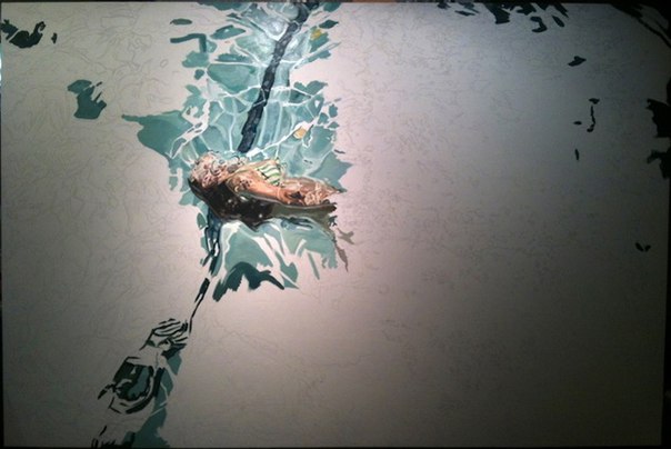 Хизер Хортон (Heather Horton), художница из Онтарио, пишет картины, на которых можно увидеть девушек, плавающих в бассейне. Сцены выглядят настолько умиротворяющее, что возникает особое чувство «невыносимой легкости бытия», словно бы зрителя и самого убаюкивает водная гладь. 