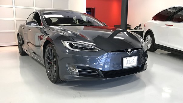 Tesla Model S (P100D) разгоняется до сотни за 2,5 секунды и имеет запас хода до 613 км на одной зарядке.