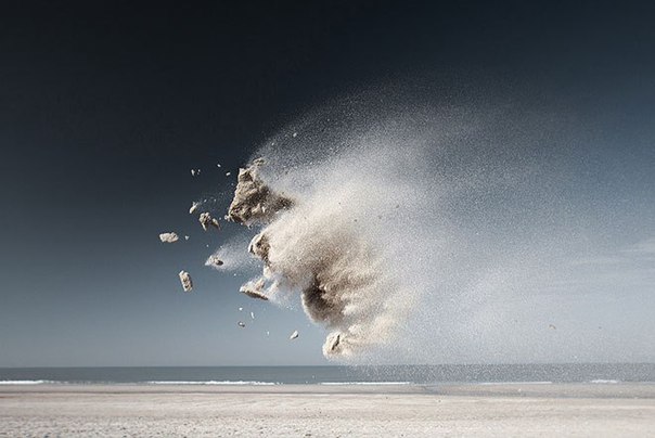 Фотограф из Роттердама Клер Дроппер (Claire Droppert) создала серию скульптур из песка, каждая из которых жила меньше 1 секунды. 
