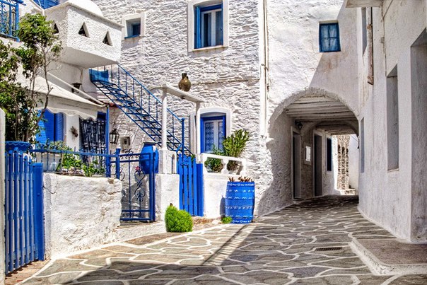 В Греции часто красят ставни, двери, мебель в оттенки синего цвета.