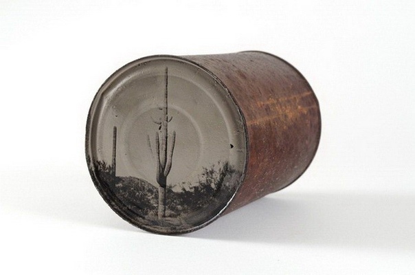 Художник Дэвид Эмитт Адамс (David Emitt Adams) рисует на крышках консервных банок, покрытых ржавчиной из-за долгого нахождения среди хлама. Дэвид находит банки в пустыне Аризоны, после чего превращает их в красивые экспонаты. 