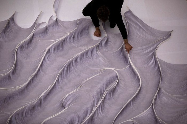 Бумажная рябь, или инсталляция под названием Cartoframma, это арт-проект художника Даниэле Папули (Daniele Papuli), который живет и работает в Италии. Масштабная инсталляция состоит из более чем 10000 полосок бумаги, которые были особым образом изогнуты и закручены в спирали, чтобы создать волнистый эффект на полу арт-галереи. 