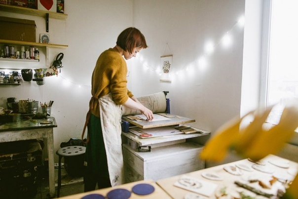 Александра Дворникова — художник-иллюстратор и гравер из Санкт-Петербурга. Закончила художественную академию имени Штиглица, сейчас учится на арт-терапевта, рисует и работает с людьми с особенностями развития. Александра Дворникова — художник-иллюстратор и гравер из Санкт-Петербурга. Закончила художественную академию имени Штиглица, сейчас учится на арт-терапевта, рисует и работает с людьми с особенностями развития.