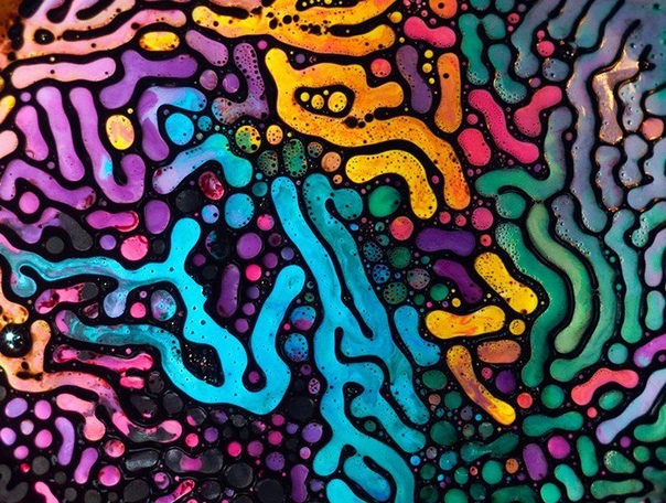 Разноцветные лабиринты на фотографиях швейцарского художника Фабиана Оэфнера (Fabian Oefner) это не чашки Петри под микроскопом, и не снимки вирусов или других микроорганизмов, как может показаться изначально. Это сюрреалистические картины, которые получаются, если смешать акварельную краску с магнитной жидкостью. 