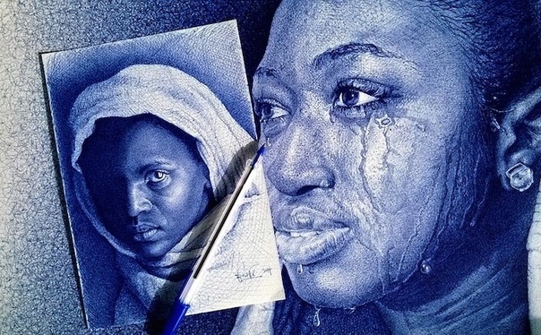 Африканский художник из Ганы Enam Bosokah рисует прекрасные реалистичные портреты людей обычной синей шариковой ручкой. Его работы невероятно подробны и полны эмоций. Они больше похожи на фотографии, снятые через голубой фильтр, нежели на рисунки.