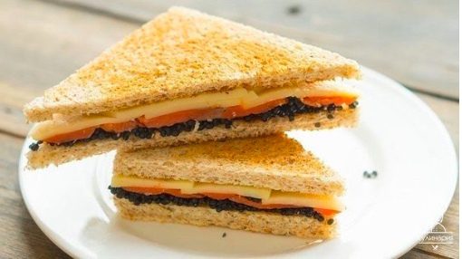 Идея завтрака: сэндвич с икрой и рыбой