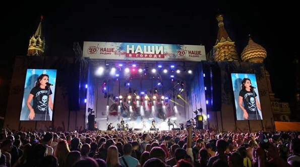 11 августа на Васильевском спуске при полном аншлаге состоялся фестиваль «НАШИ в городе», который был приурочен к 20-летию НАШЕго Радио!