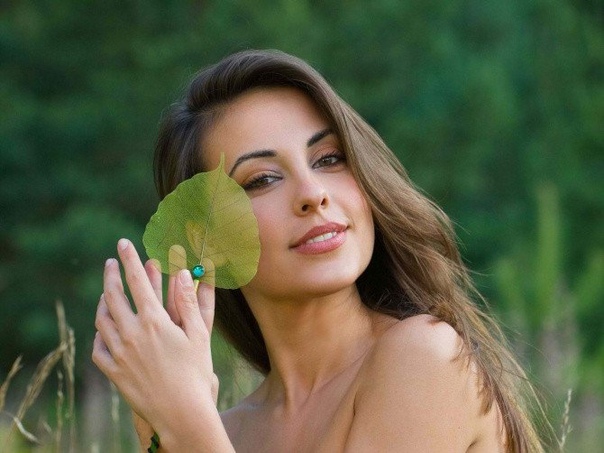 У каждой девочки непременно есть свой бездонный колодец, во тьме которого таится какой-нибудь очередной «он», который не звонит, не приходит, не понимает или еще что-нибудь «не», мучает девочку, болван. Если в колодце никого нет, значит, был совсем недавно и скоро, вот буквально на днях, заведется новый, это, я так понимаю, закон природы: всякая замечательная девочка должна целыми днями пялиться в этот проклятый колодец и мучительно размышлять о поведении его обитателя, забыв, что вокруг, вообще-то, огромный удивительный мир, все чудеса которого, теоретически, к ее услугам. Вернее, были бы к ее услугам, если бы она не воротила нос, бормоча: «Спасибо, не надо», лишь бы отпустили поскорее обратно к колодцу, смотреть в темноту. У каждой девочки непременно есть свой бездонный колодец, во тьме которого таится какой-нибудь очередной «он», который не звонит, не приходит, не понимает или еще что-нибудь «не», мучает девочку, болван. Если в колодце никого нет, значит, был совсем недавно и скоро, вот буквально на днях, заведется новый, это, я так понимаю, закон природы: всякая замечательная девочка должна целыми днями пялиться в этот проклятый колодец и мучительно размышлять о поведении его обитателя, забыв, что вокруг, вообще-то, огромный удивительный мир, все чудеса которого, теоретически, к ее услугам. Вернее, были бы к ее услугам, если бы она не воротила нос, бормоча: «Спасибо, не надо», лишь бы отпустили поскорее обратно к колодцу, смотреть в темноту.